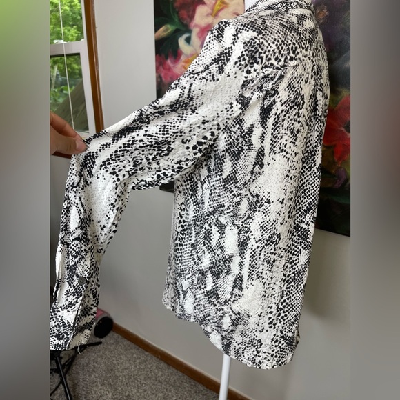 Equipment Femme Snakeskin Silk Button Down Career Blouse Sz XS Long Sleeves - Picture 3 of 8